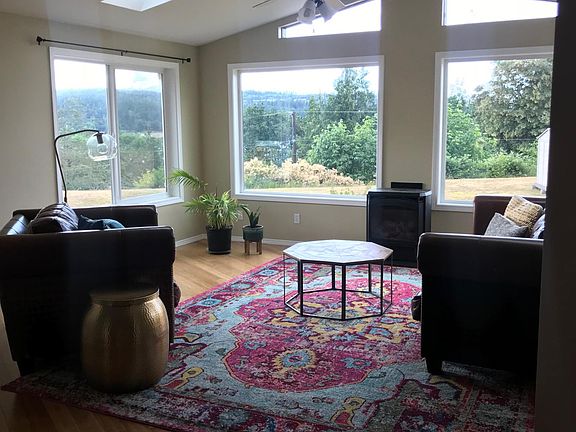 LIving room w/ views of Dugualla Bay