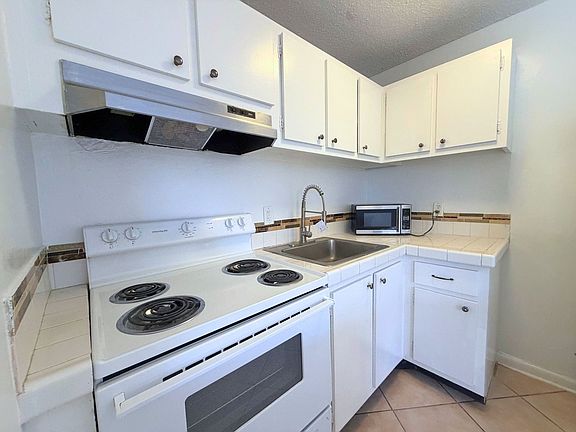 4th image of 519 W Kalmia Dr #10