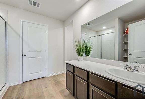 5th image of 1307 Garden Grove Dr