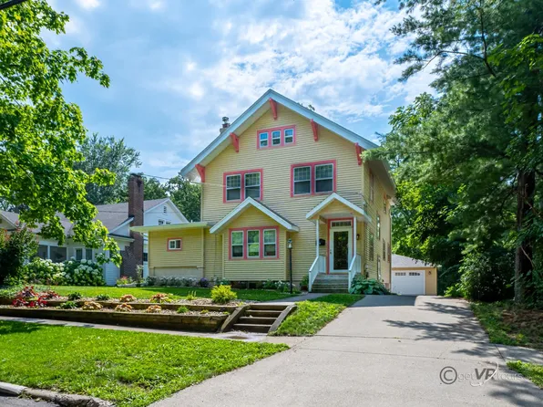 34 N Bailey Ave, Freeport, IL 61032