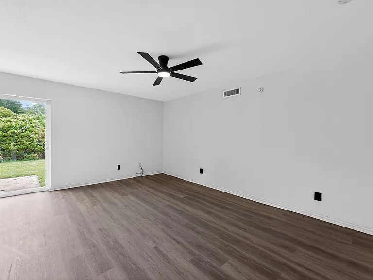 302 Independence Dr — Photo 6