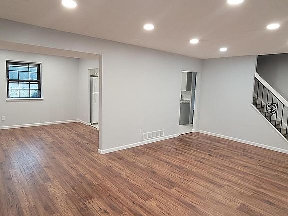 3rd image of 9 Candlewood Cir
