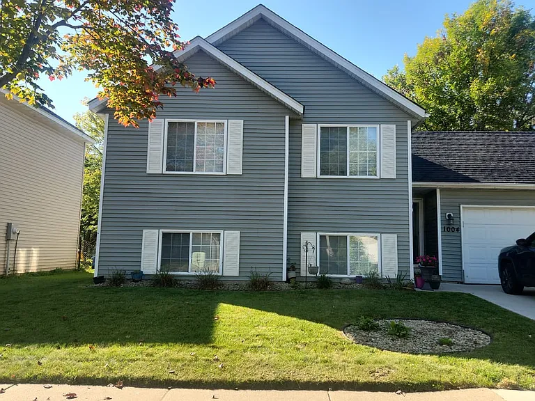 1004 Locust St — Photo 1