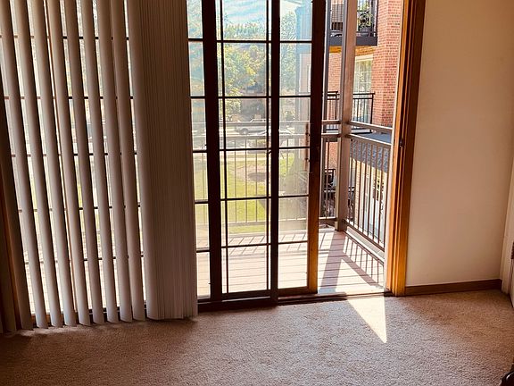 3rd image of 6855 N Northwest Hwy APT 2D
