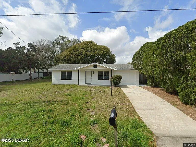 2 bed, 1.0 bath, 1322 sqft, $1,900 — Photo 2