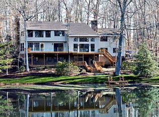 10113 Walker Lake Dr, Great Falls, VA 22066