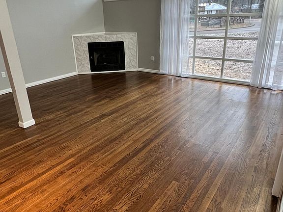 Living room w gas fireplace