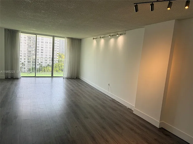 2801 NE 183rd St #912W — Photo 5