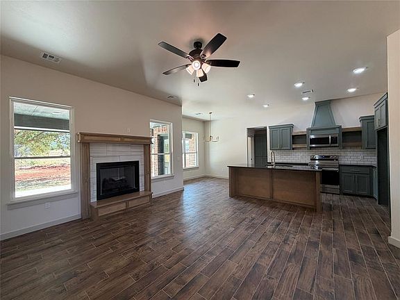 2nd image of 2209 Winter Ridge Rd
