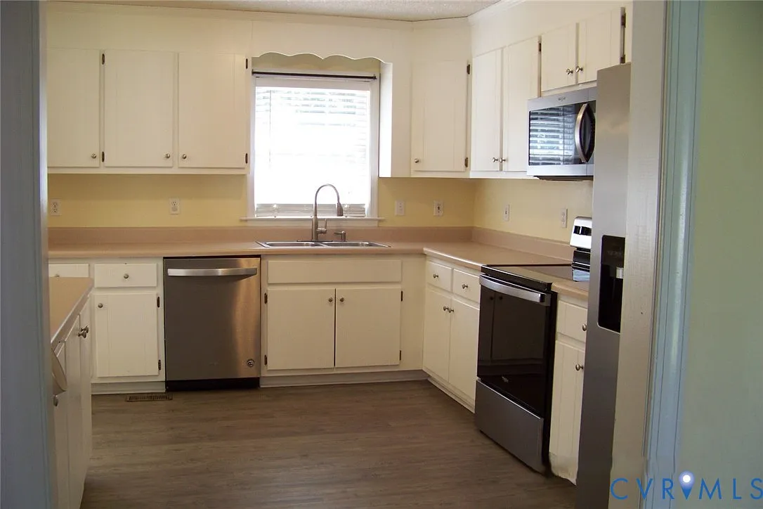 3 bed, 2.0 bath, 1432 sqft, $2,000 — Photo 3