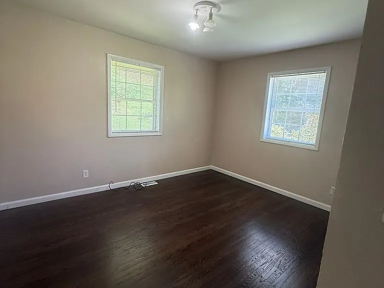 107 Eureka Rd — Photo 9