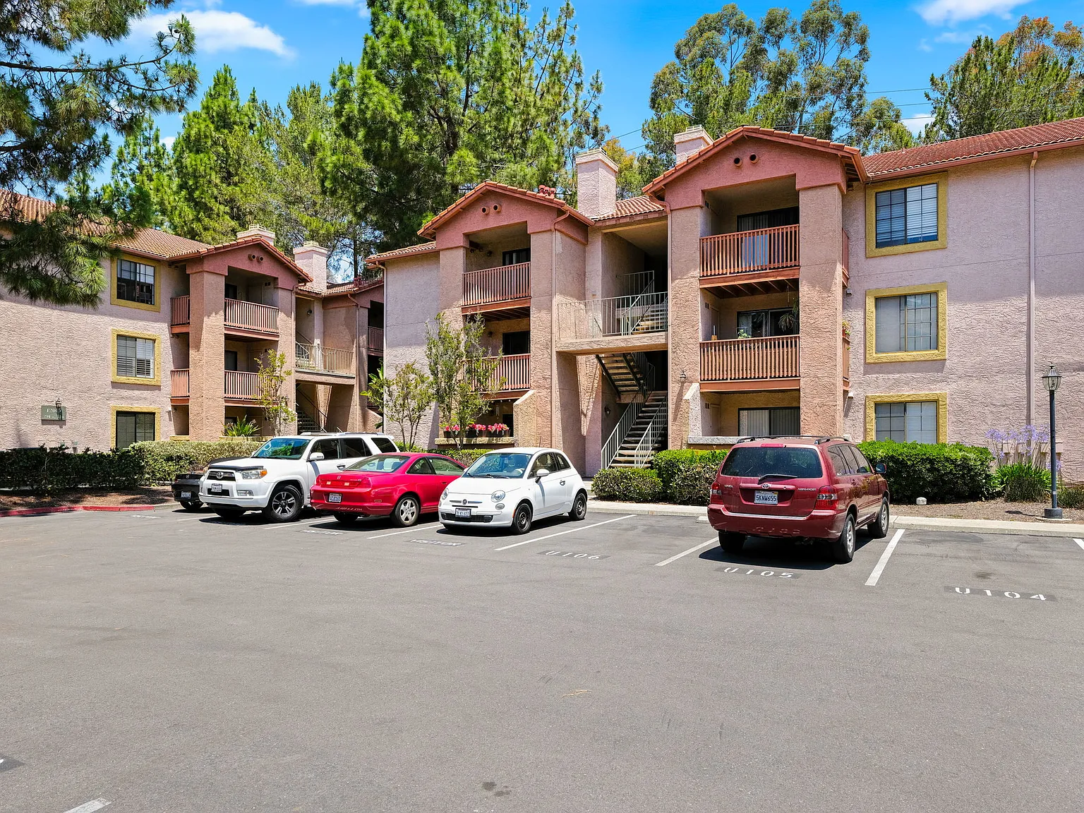1 bed, 704 sqft, $2,490 — Photo 2
