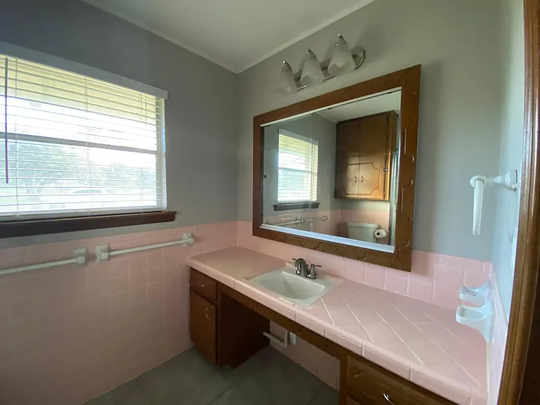 536 W Yoakum Ave — Photo 15