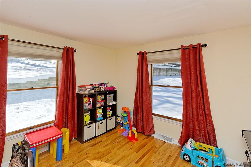 5th image of 29 OAK TREE Lane