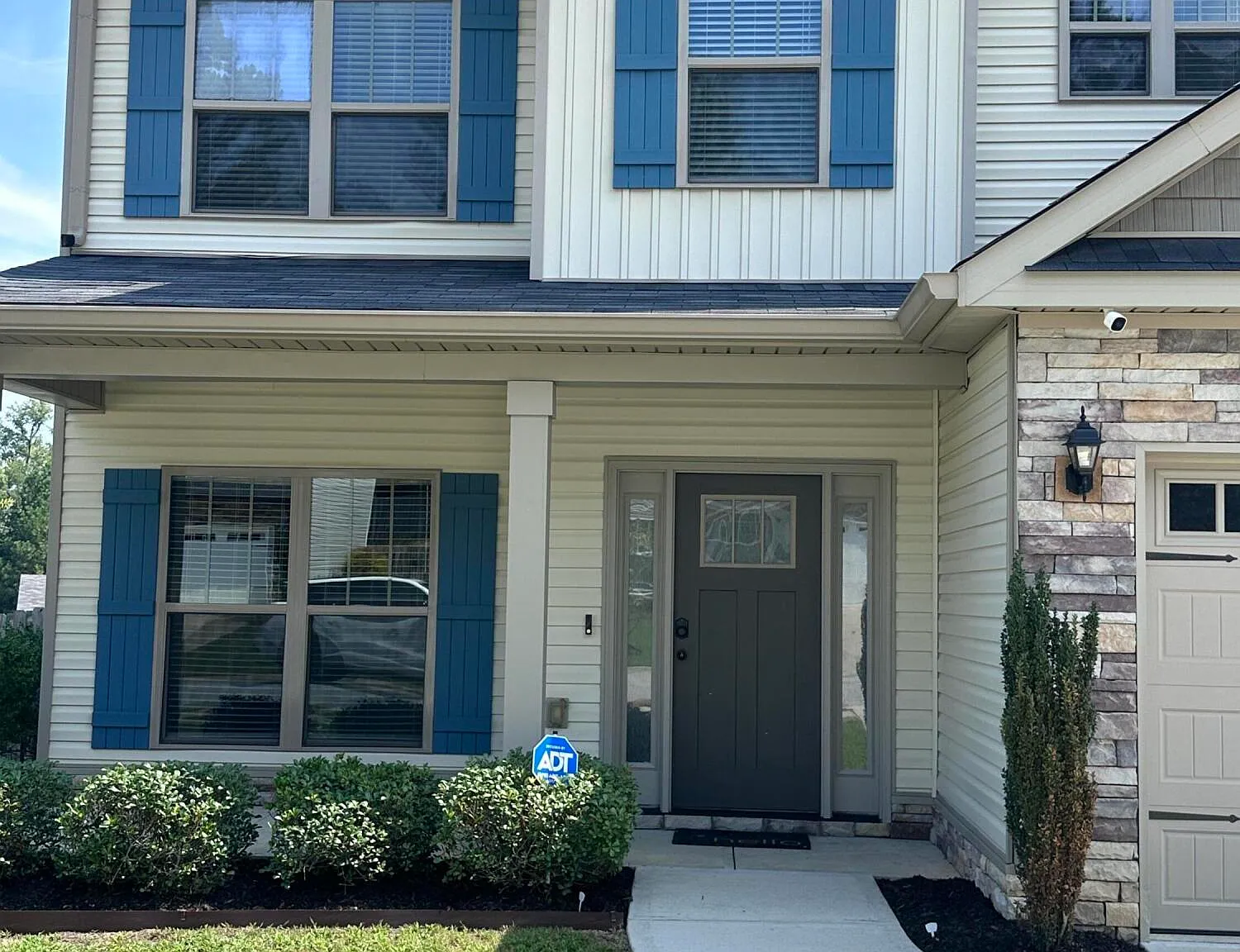 4 bed, 2.5 bath, 2033 sqft, $2,300 — Photo 2