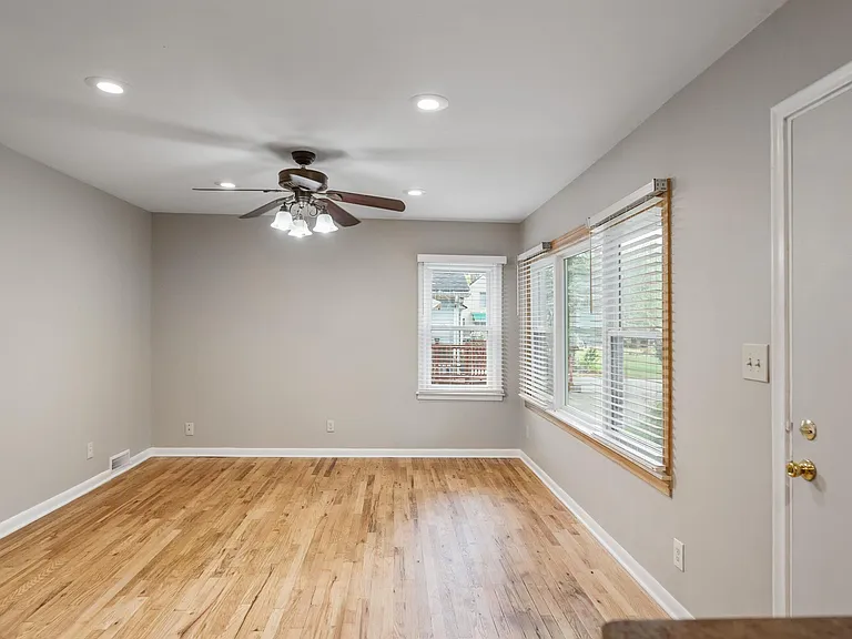 15403 Maxwell Ave — Photo 5