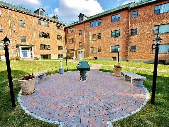 5th image of 108 Longwood Ave APT 1