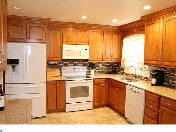 3rd image of 111 Clover Cir