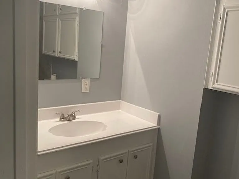 1102 Avenue C — Photo 2
