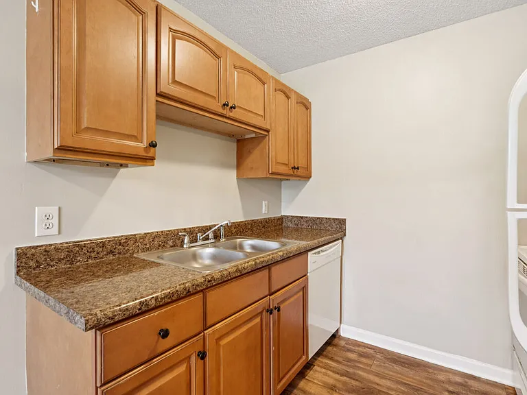 Willow Tree Apartments — Photo 22