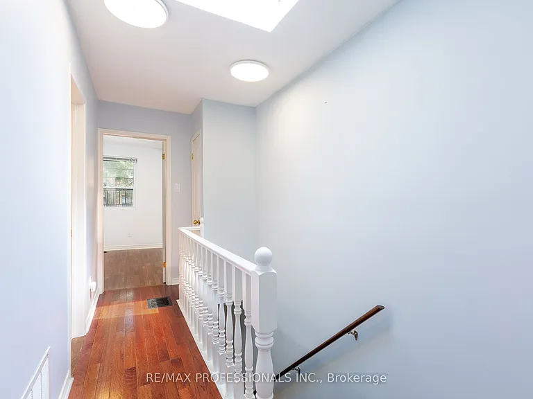 4 Runnymede Rd — Photo 16