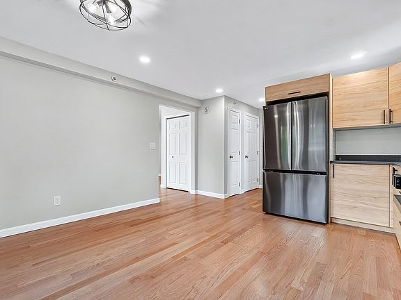 2nd image of 853 Washington St APT 6