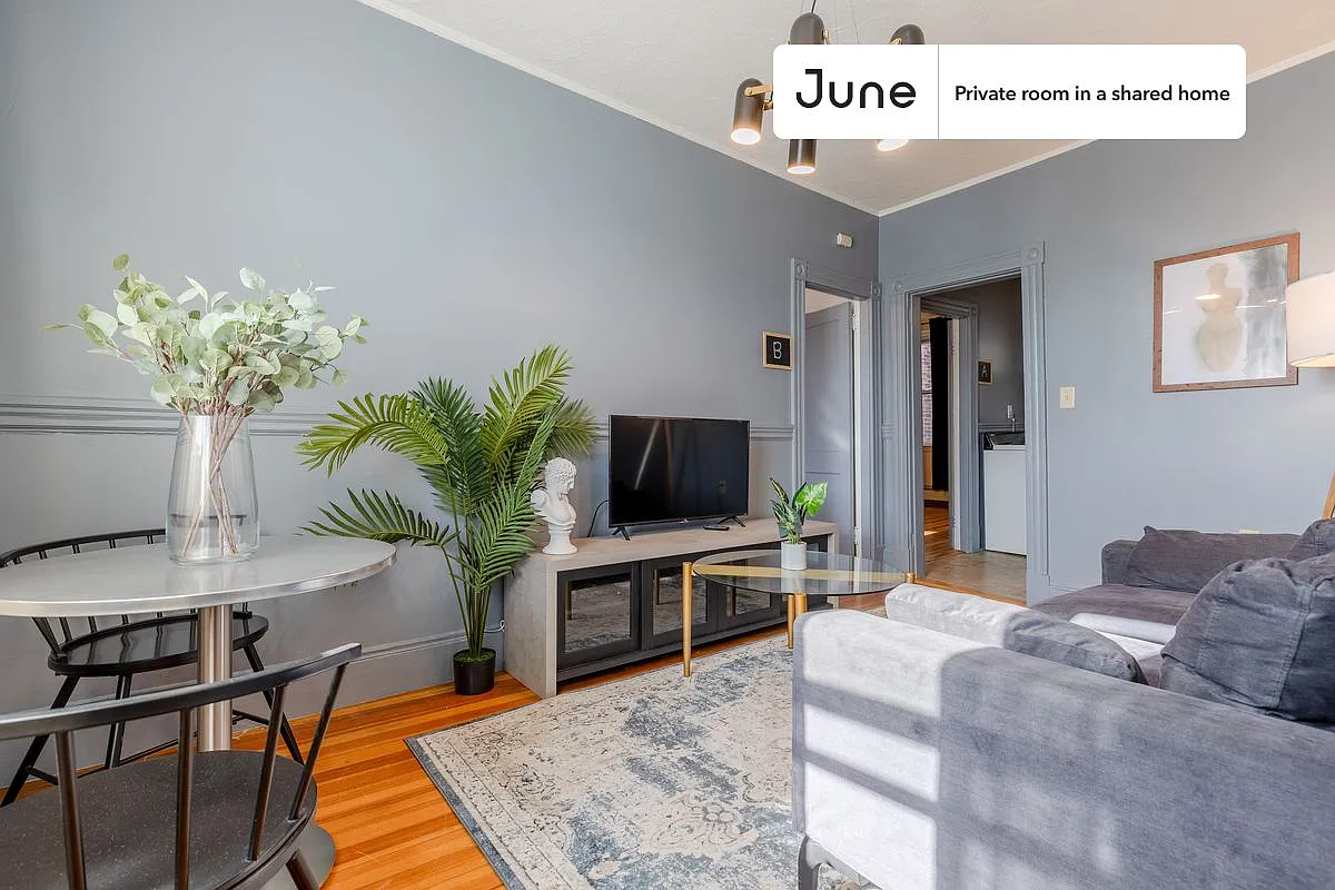 Queen bedroom in 3 bed/1 bath home in North End #369 B — Photo 4