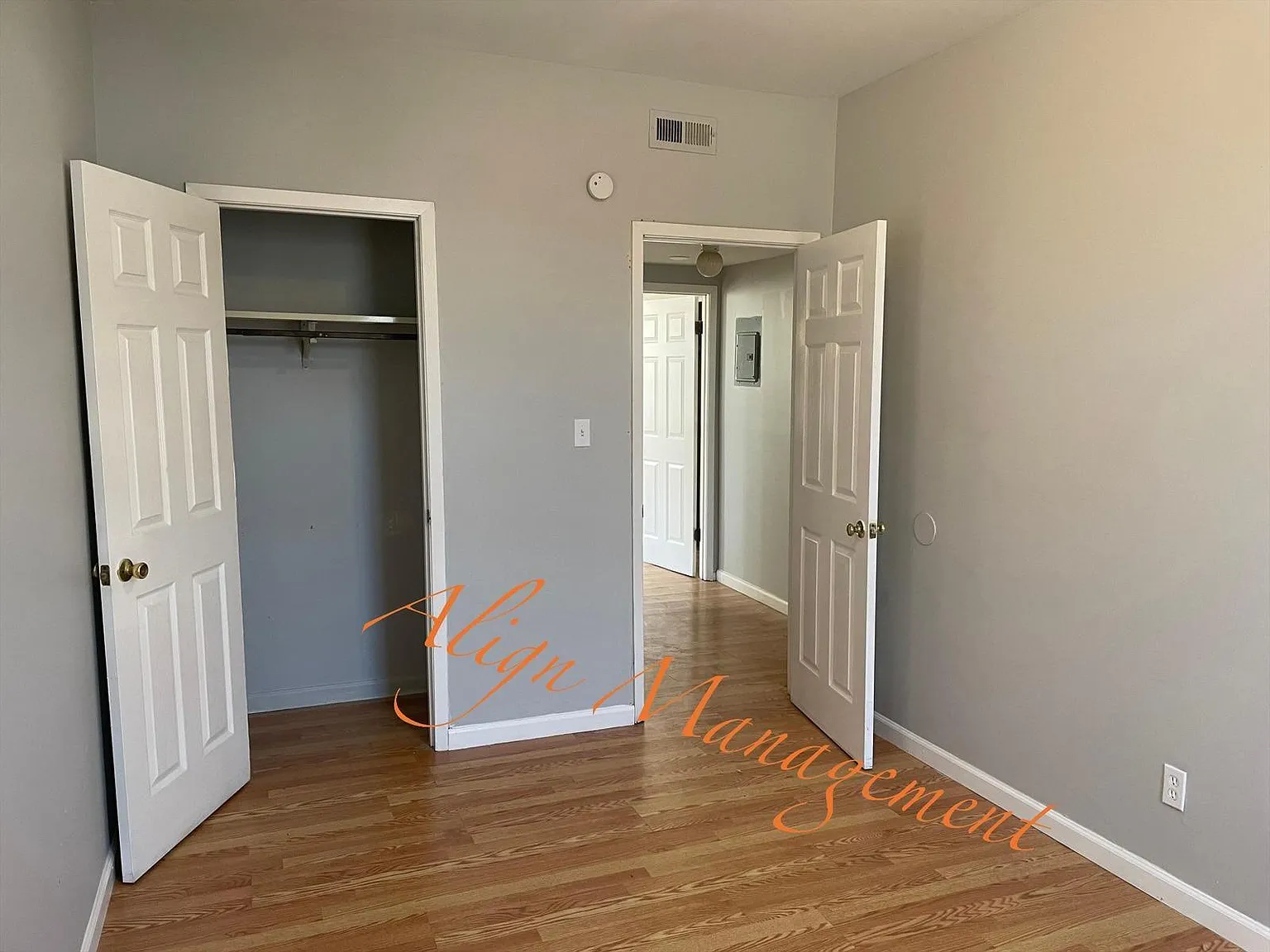 3 bed, 800 sqft, $950 — Photo 2