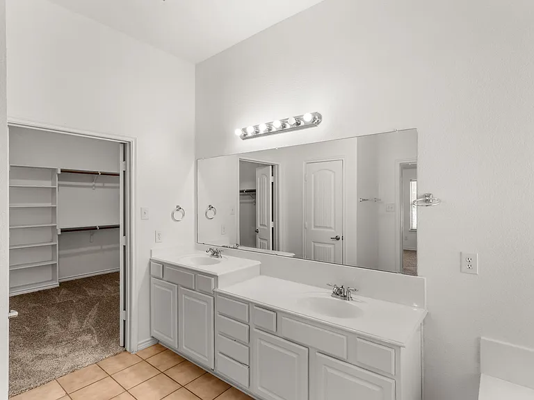 8200 Hitching Trl — Photo 14