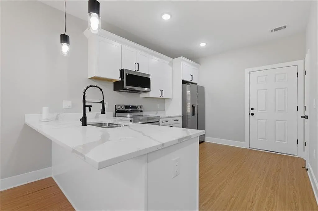 3 bed, 2.5 bath, 1559 sqft, $1,900 — Photo 3