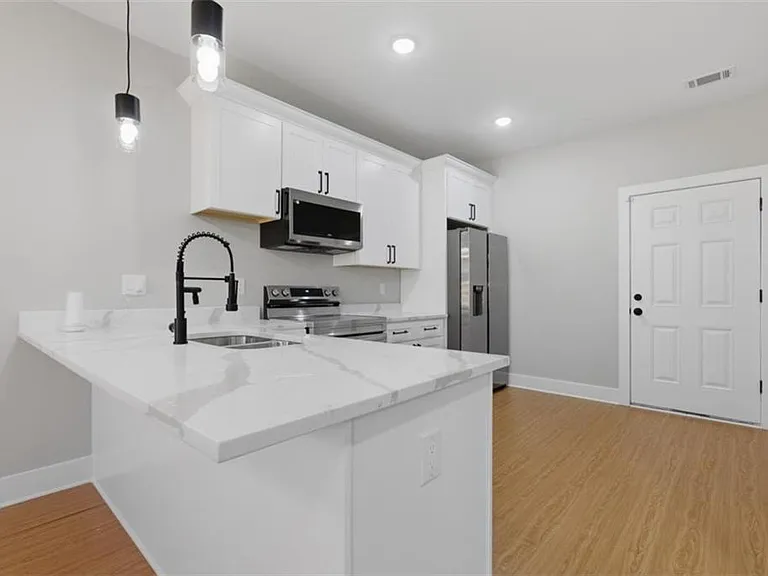 1015 Lyndon Ave — Photo 3
