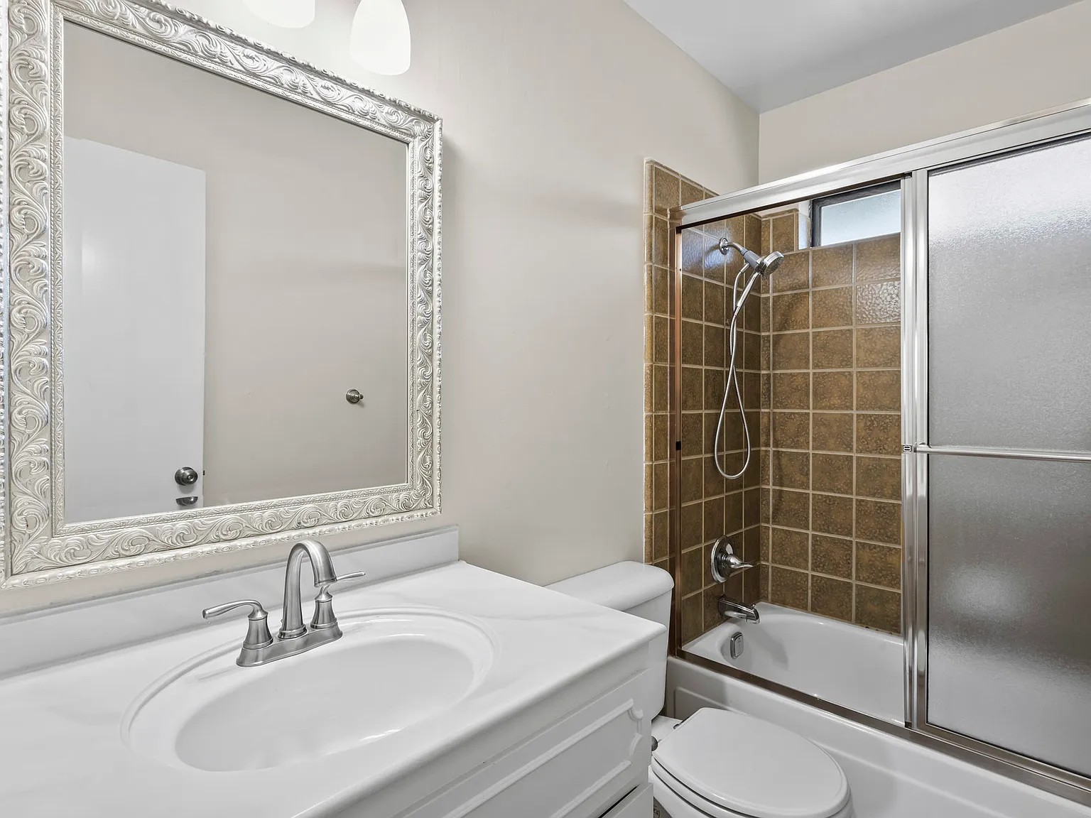 3 bed, 1390 sqft, $3,600 — Photo 4