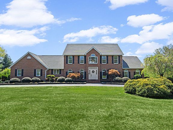 2nd image of 915 Saint Ann Dr
