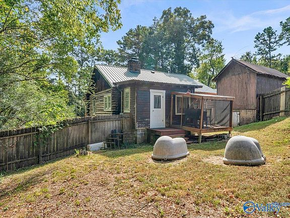 4th image of 820 Dogwood Ln