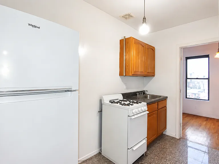 290 Devoe St #2L — Photo 2