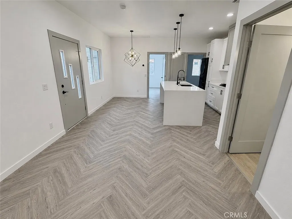 2 bed, 700 sqft, $2,195 — Photo 3