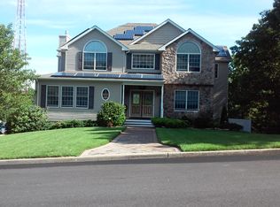 33 Hickory Ave, Farmingville, NY 11738