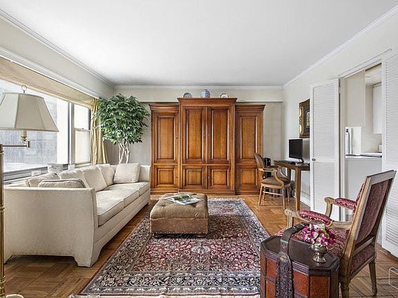 3rd image of 118 E 60th St APT 24H