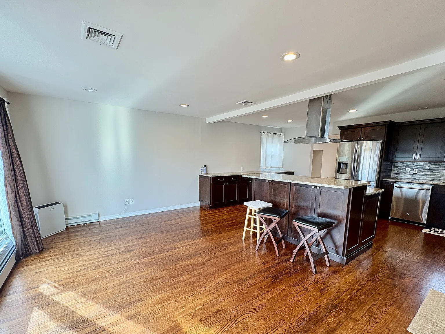 3 bed, 1900 sqft, $5,600 — Photo 4