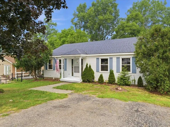 5608 Clinton River Dr, Waterford, MI 48327