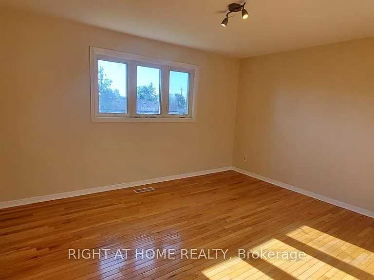 2406 Poplar Cres — Photo 15