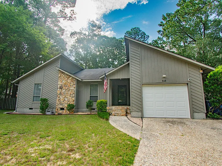 513 Andrea Ct — Photo 2