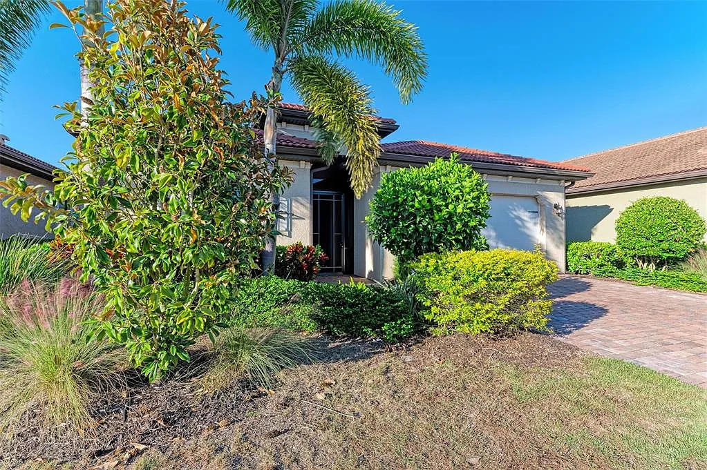 4 bed, 2.0 bath, 1984 sqft, $4,450 — Photo 4