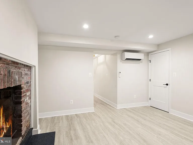 214 S Henry St — Photo 12