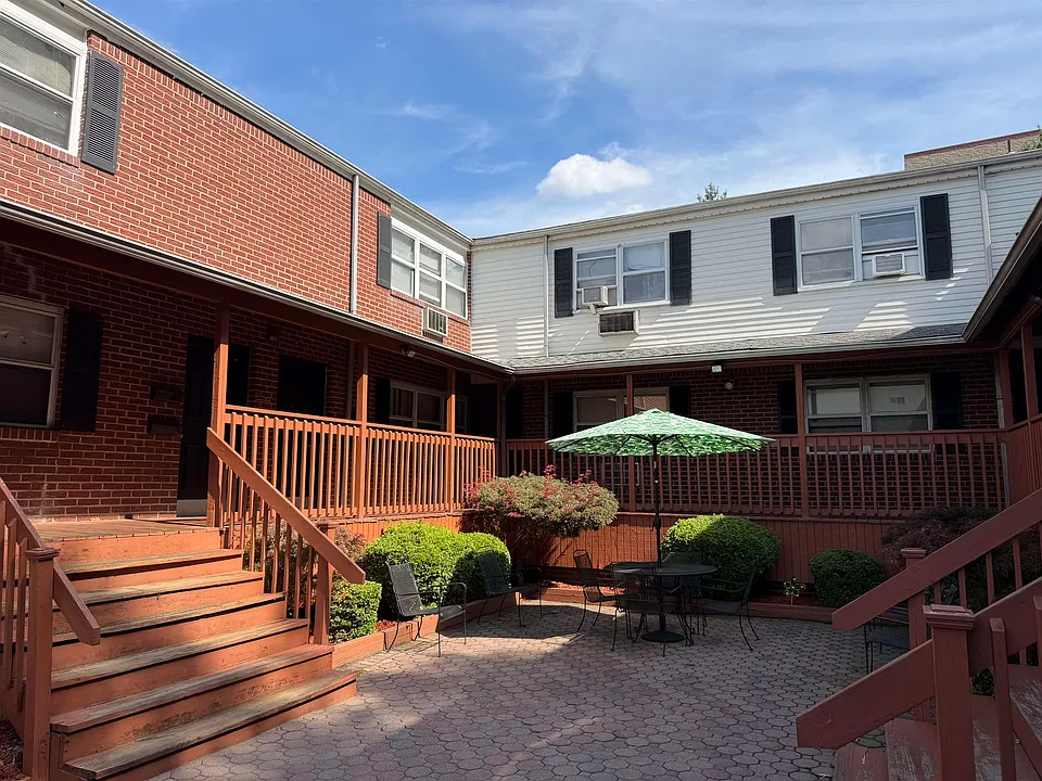 3600 Charles Ct #10