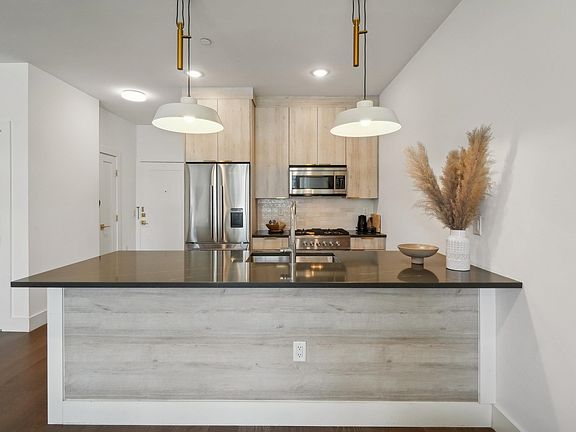 4th image of 386 5th St #202