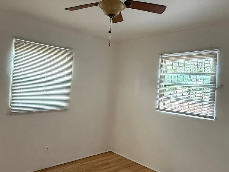 303 Girard Blvd SE #B — Photo 16
