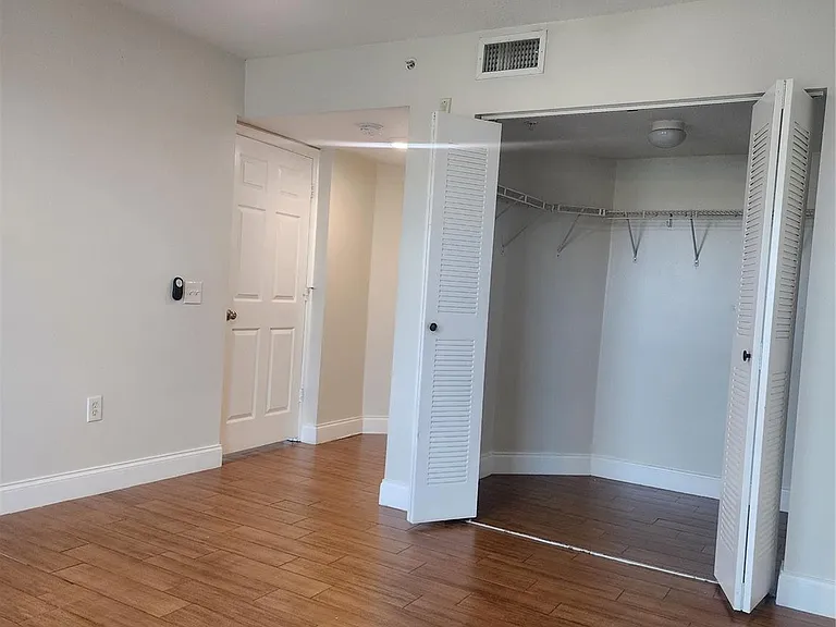317 Villa Cir #317 — Photo 16