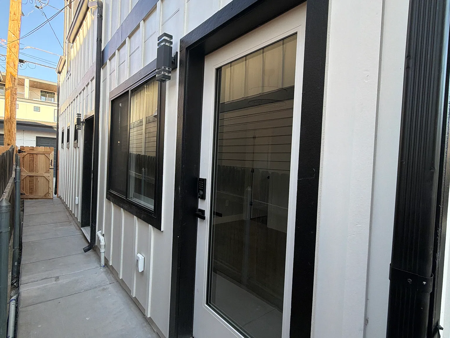 Studio, 300 sqft, $1,300 — Photo 3