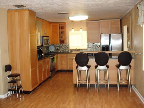 3rd image of 4865 Lake Shore Dr